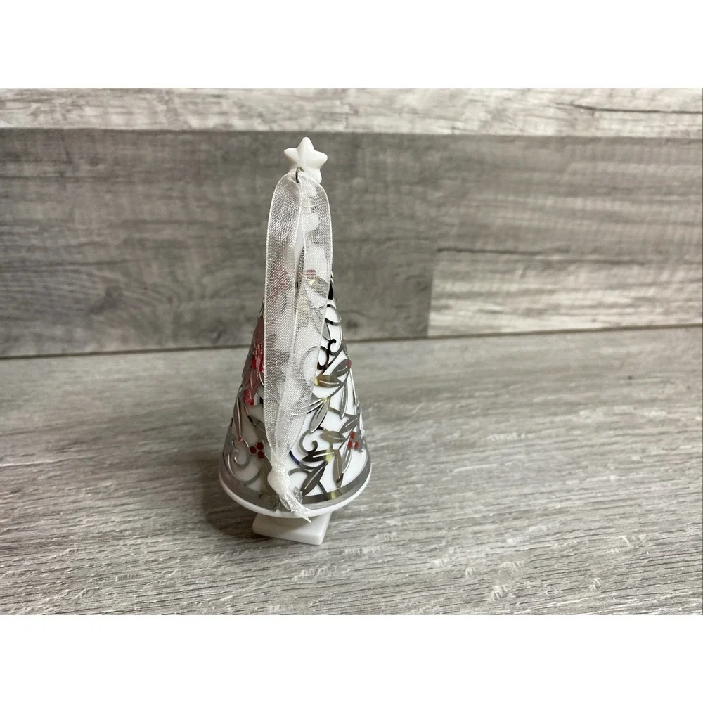 A Season Of Beauty Hallmark Ornament 2013, Tree Cardinal, Porcelain & Metal‎